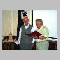 59-09-1259 6. Kirchspieltreffen 2005. Harry Schlisio ehrt Gerhard Wilkeneit, mit 84 Jahren aeltester Teilnehmer .JPG